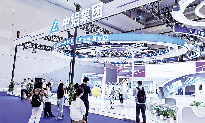 图为与会人员参观永利yl23411官网展台。邹洁 摄